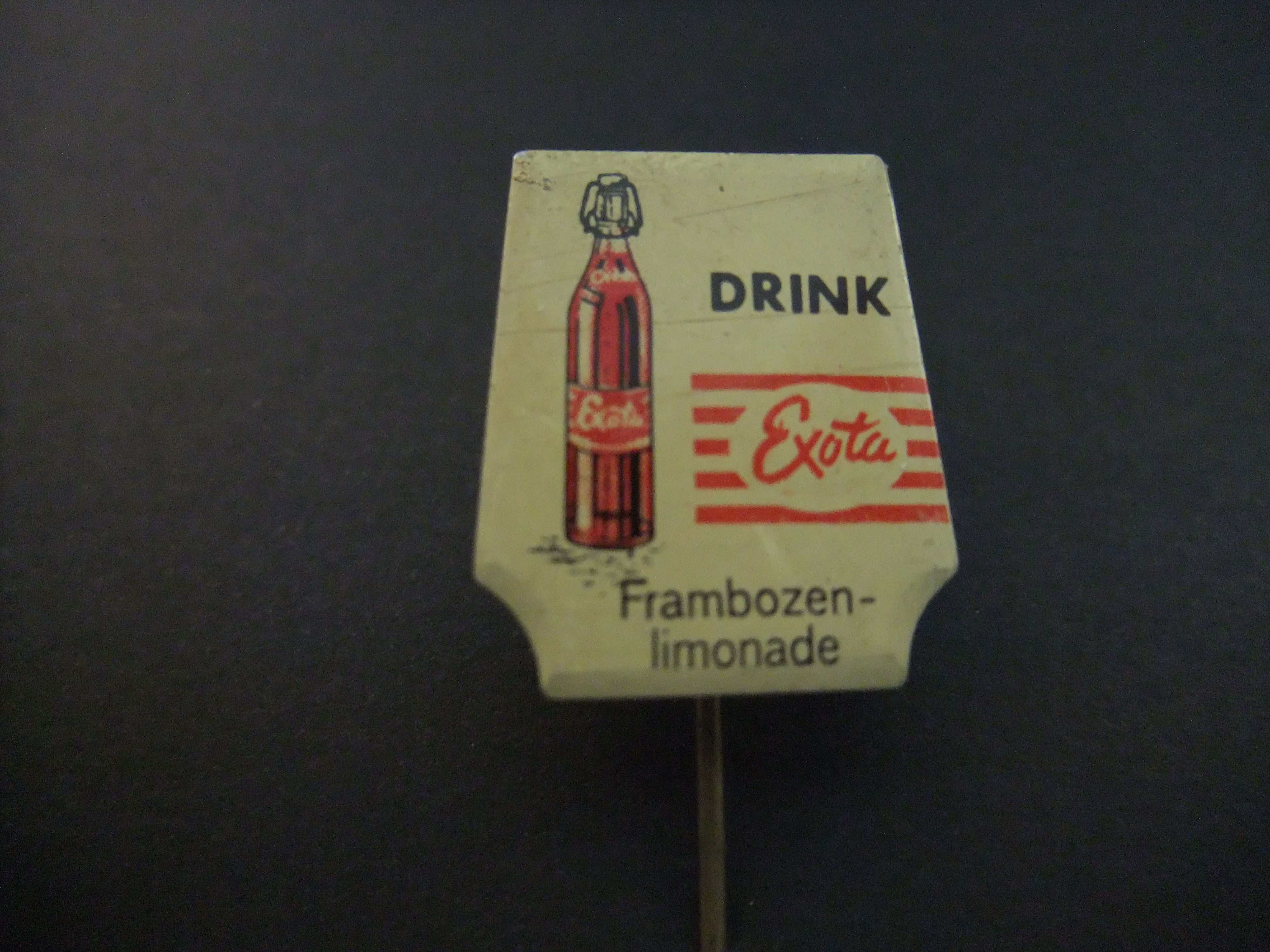 Exota felkleurige frisdrank uit de jaren vijftig.(frambozen)